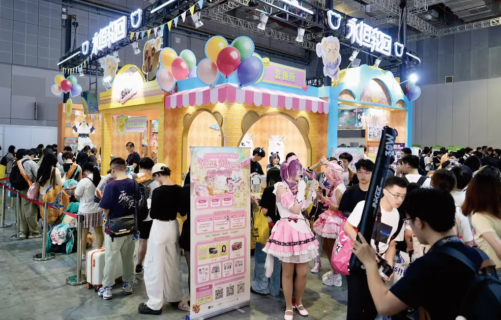 Crowds gathered around the Eternal Return booth at BilibiliWorld